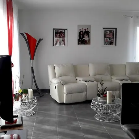 House With 2 Bedrooms In With Enclosed Garden And Wifi *